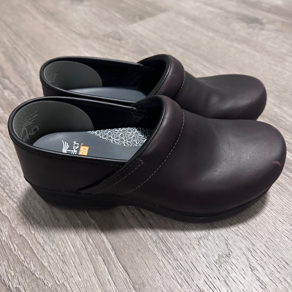 Dansko XP 2.0 Brown Waterproof Clog; size 38 (U.S. 7.5-8)